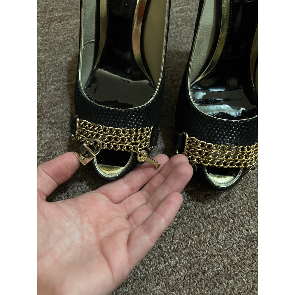 Shoes - Picture 7 of 8